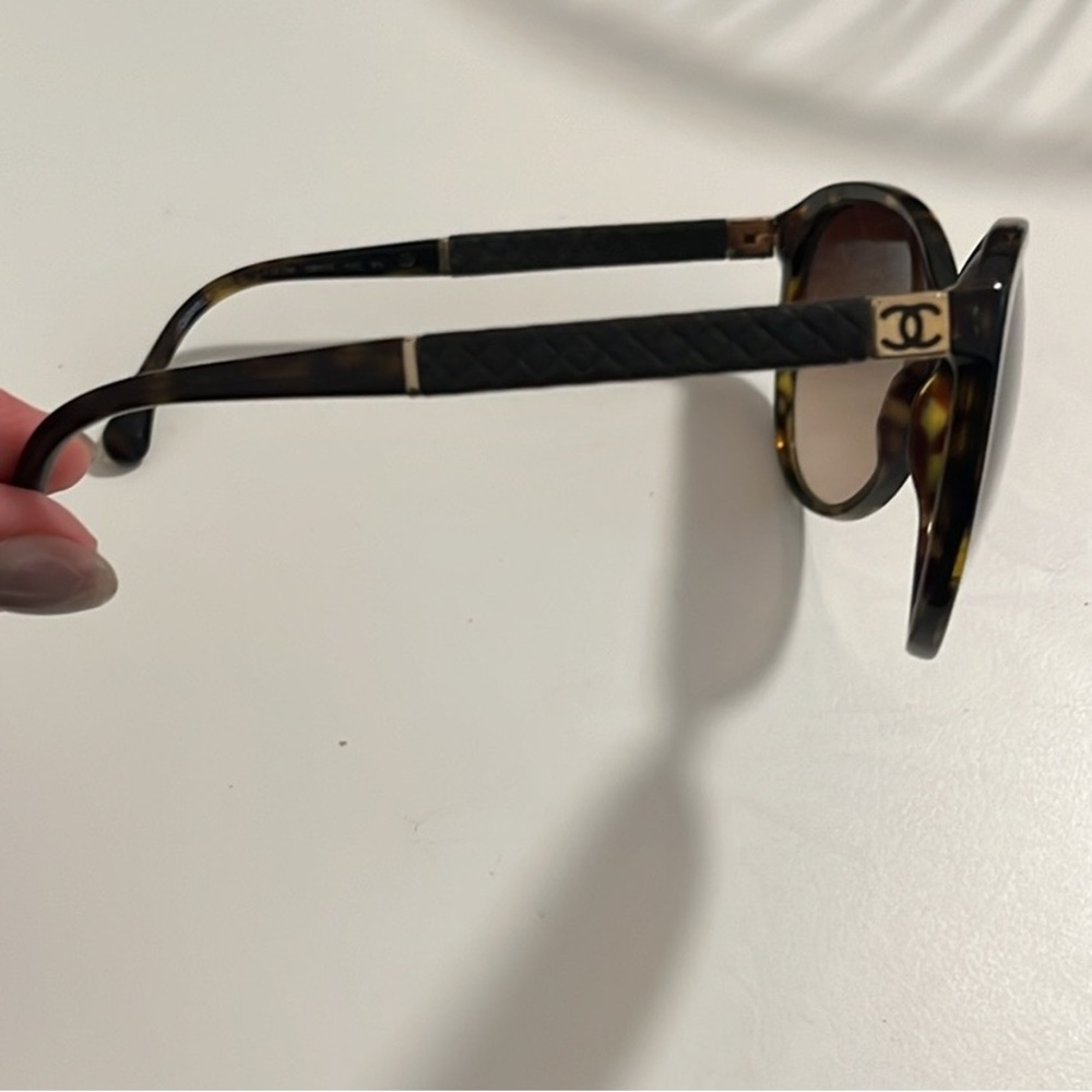 Authentic Chanel sunglasses with case. Good condition - Picture 2 of 11